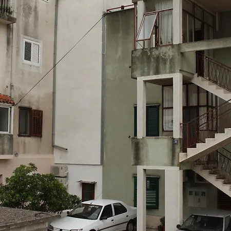 With A Parking Space - 6885 Makarska